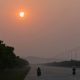 El eclipse, visto desde una carretera de Myanmar. Foto: Aung Shine Oo/AP